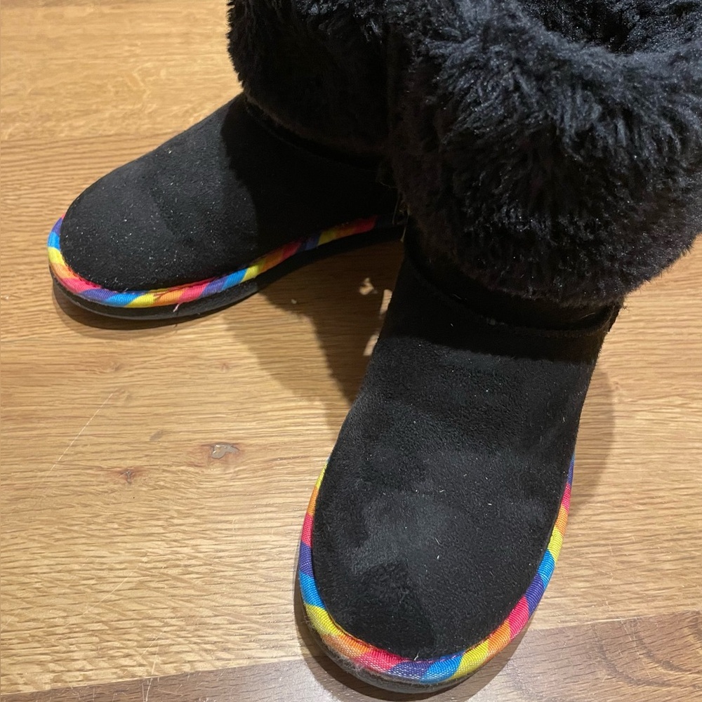 Kids Apres Boots with rainbow trim- size 2Y